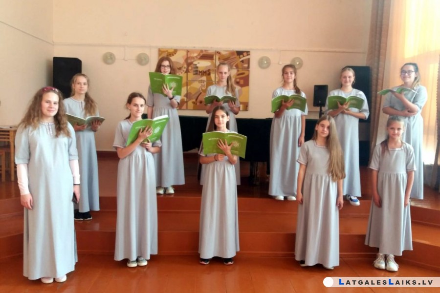 Preiļu Mūzikas un mākslas skolas korim top skaisti tērpi