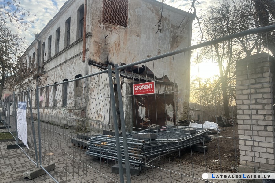 Stacijas ielā sāk nojaukt graustu