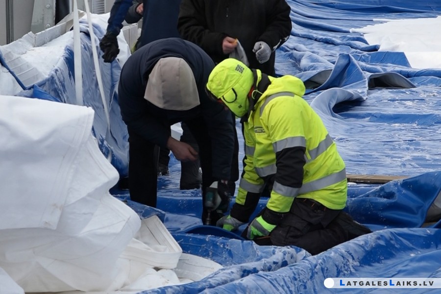 Daugavpilī sāk uzstādīt piepūšamās futbola halles kupolu