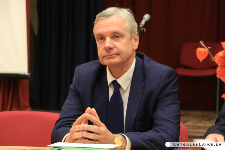 Izglītības ministru izbrīna pedagogu neapmierinātība ar algām