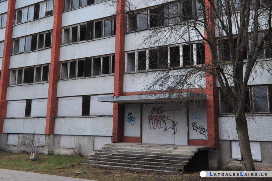 Bijušās kopmītnes vietā plāno uzbūvēt māju ar pašvaldības dzīvokļiem