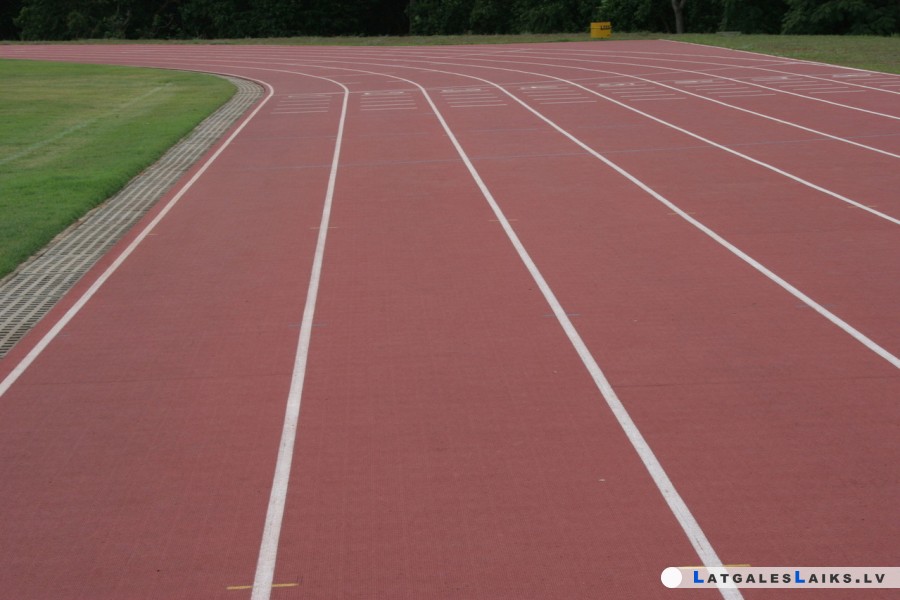 Plāno pārbūvēt sporta skolas stadionu