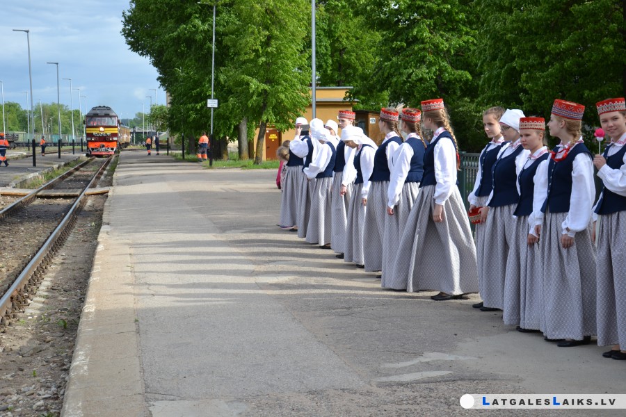 Daugavpilī sagaidīja svētku vilcienu