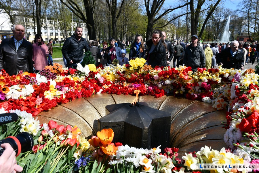 9. maijā tūkstoši cilvēku nolika ziedus pie memoriāla kritušajiem karavīriem