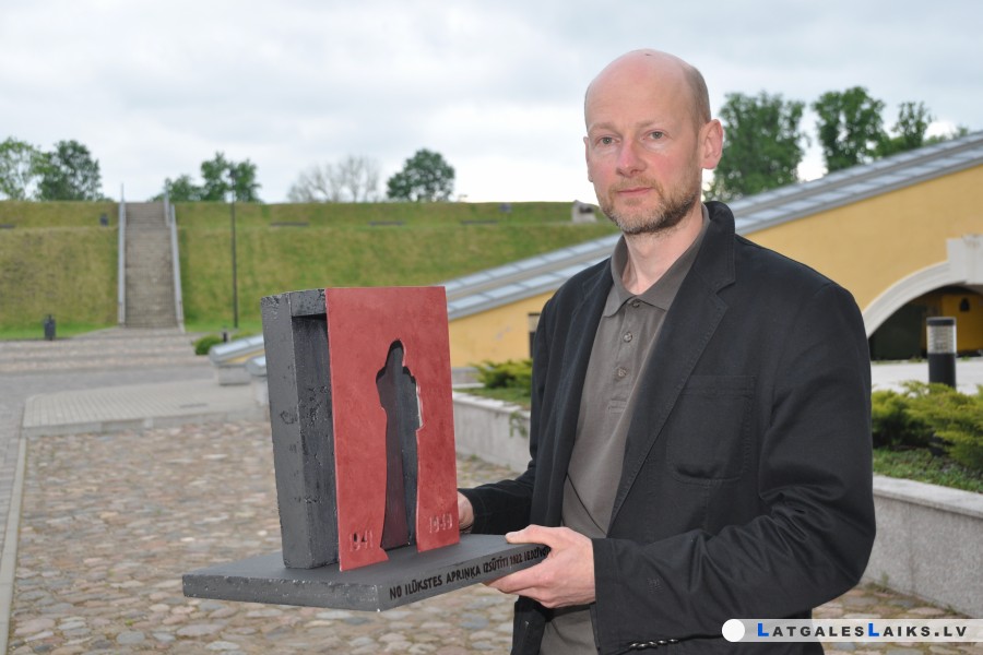Sievietes siluets piemineklī vēstīs par represētajiem
