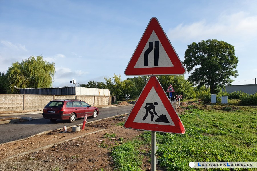 Motoru ielā sāk ieklāt asfaltu