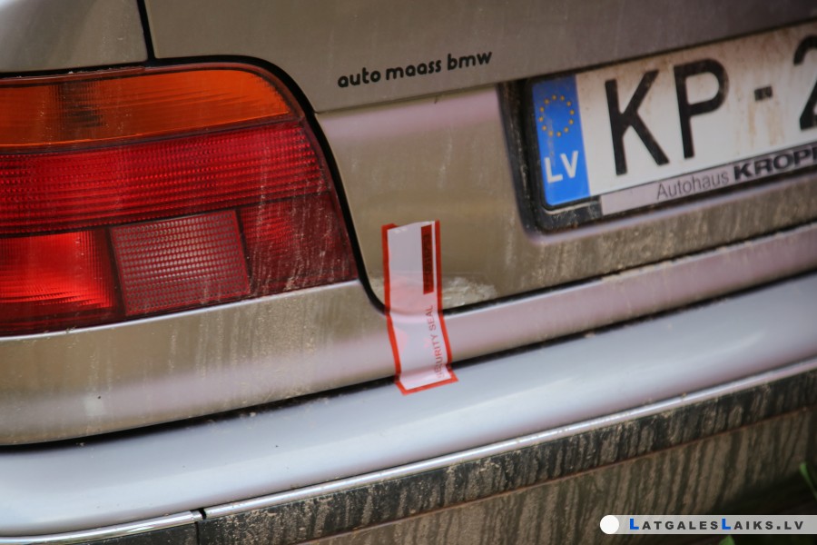 Trauksmaina nedēļa ar automobili guļamistabā