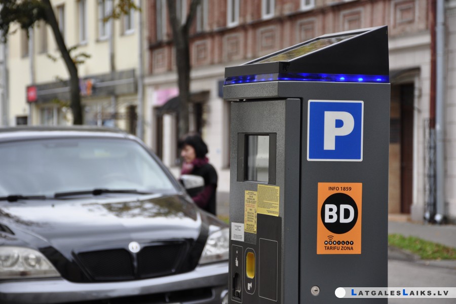„Goda ģimenes” varēs bez maksas izmantot maksas autostāvvietas