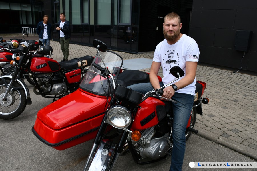 Atjaunojot motociklu „Minsk”, teju nokavē uz savām kāzām