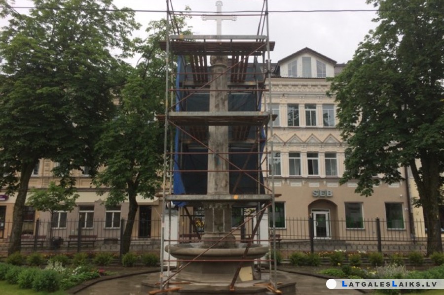 Daugavpilī atjauno baznīcas strūklaku
