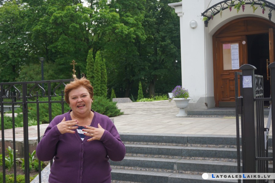 Daugavpiliete vada ekskursijas nedzirdīgo zīmju valodā