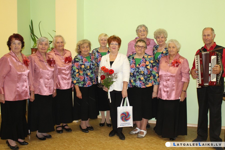 Senioru tējas pauze, vasarai aizejot.