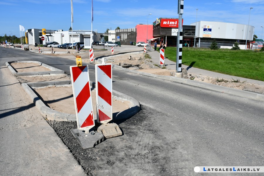 Vēsturiski šaurajā ielas posmā ir sarežģīti izvietot sliežu ceļu, balstus, braucamo daļu un trotuāru