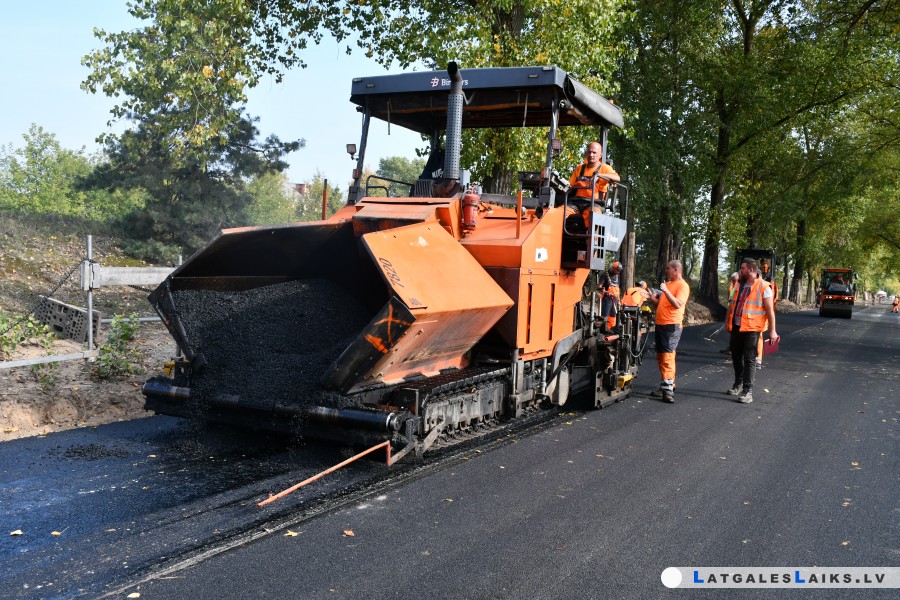 Motoru ielā ieklāj asfaltu