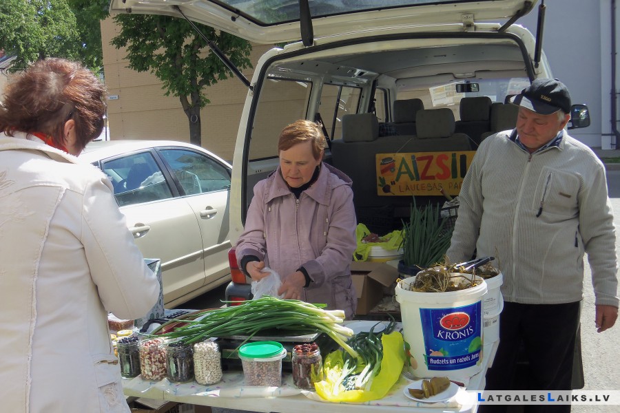 Zemnieku tirdziņā pagaidām jāstrādā bez jumta virs galvas