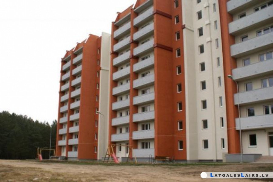 Pārbauda tukšas daudzdzīvokļu mājas stāvokli