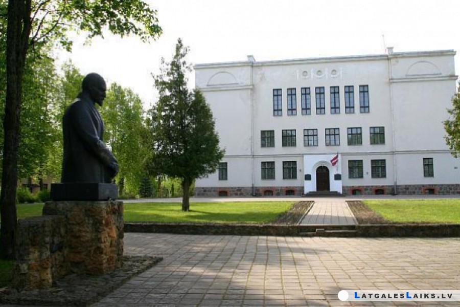 Absolventi skolas jubilejā vāca ziedojumus sporta laukumam