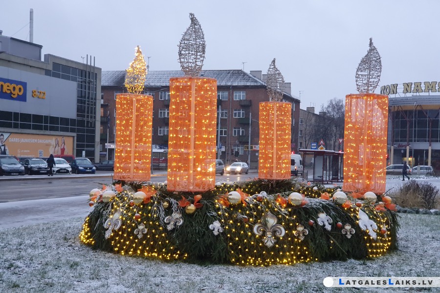 На венке Адвента зажглась первая свеча