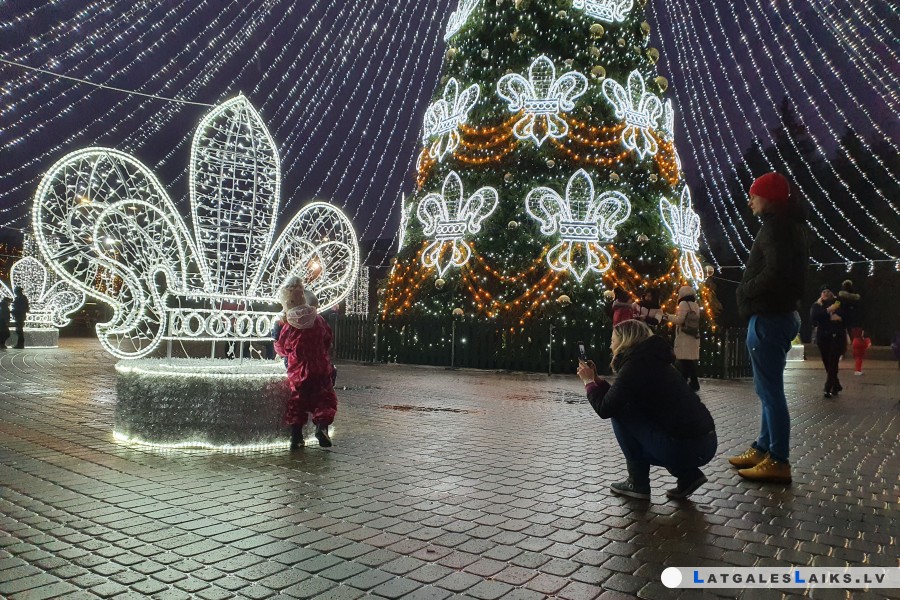 Iemirdzējusies Daugavpils galvenā Ziemassvētku egle