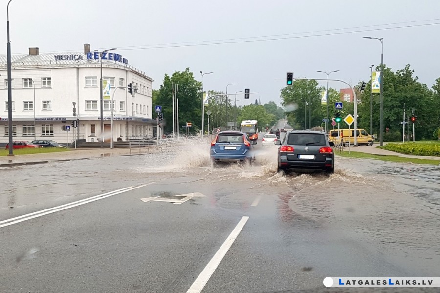 Pēc lietus Rēzeknē applūdušas ielas