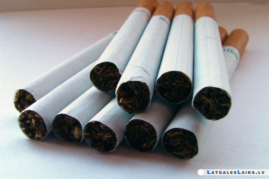 Neļāva ievest kontrabandas cigaretes dubultgrīdā