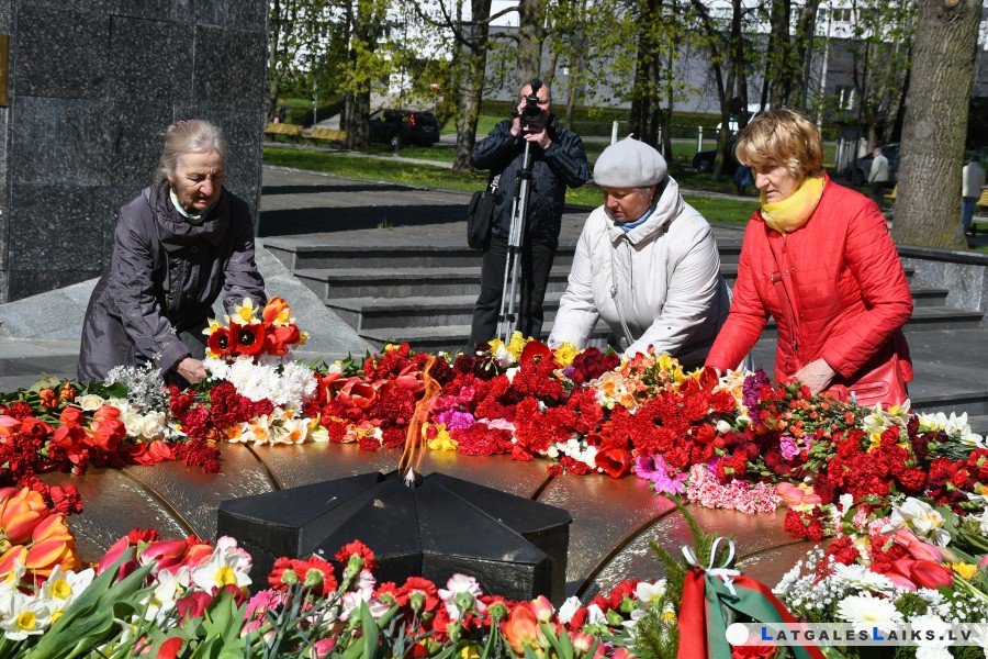 Сотни жителей Даугавпилса возложили цветы к мемориалу в парке Дубровина 9 мая
