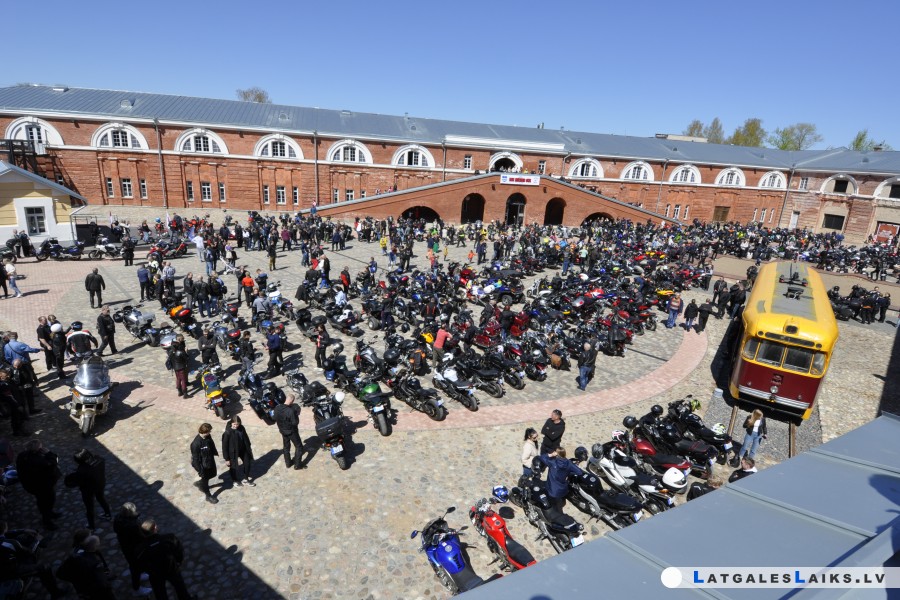 Vairāki simti motociklu pierūcināja Daugavpils cietoksni