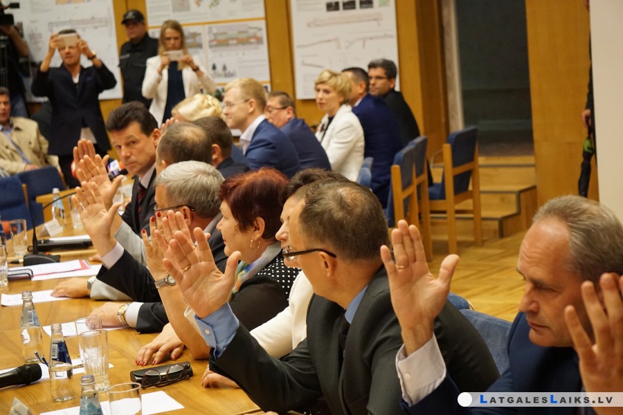 A.Elksniņš tika atbrīvots no Domes priekšsēdētāja amata