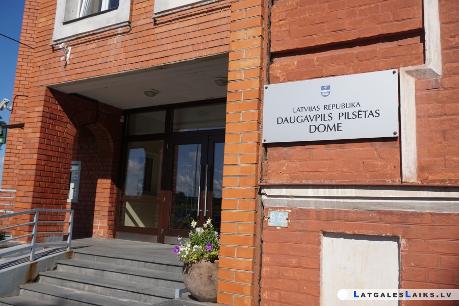 Domē likvidēja priekšsēdētāja biroju