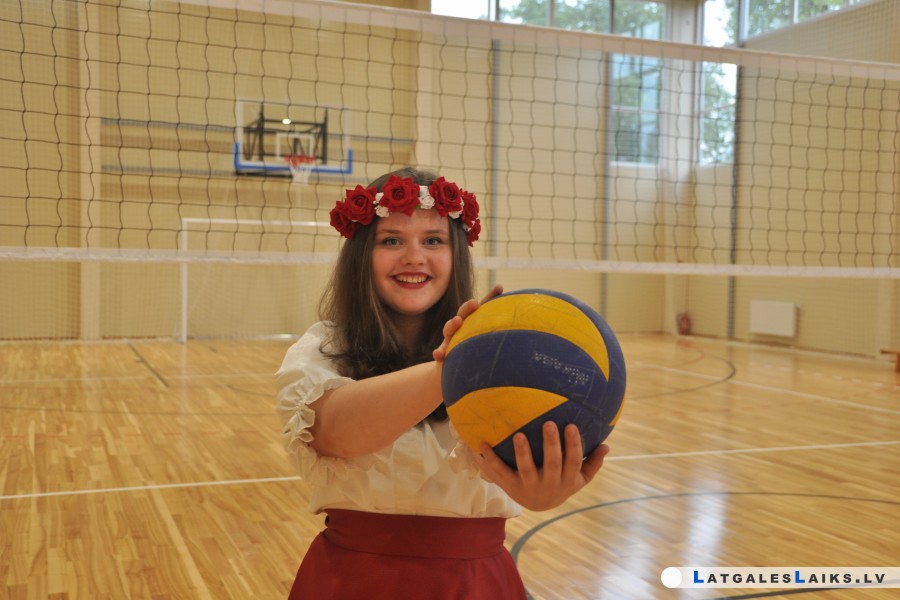 Ar draudzības spēli atklāja Ezernieku sporta zāli