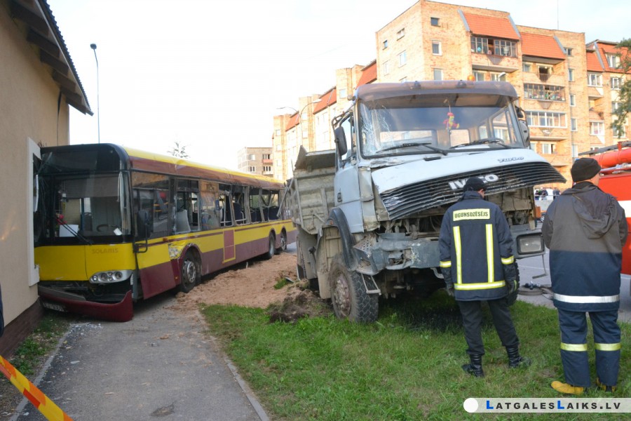 Smagā automašīna nepalaida autobusu, cieta seši cilvēki