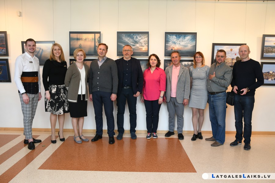 Bibliotēkā atklāta Lietuvas fotogrāfu darbu izstāde “Pieci skatieni, seši soļi”