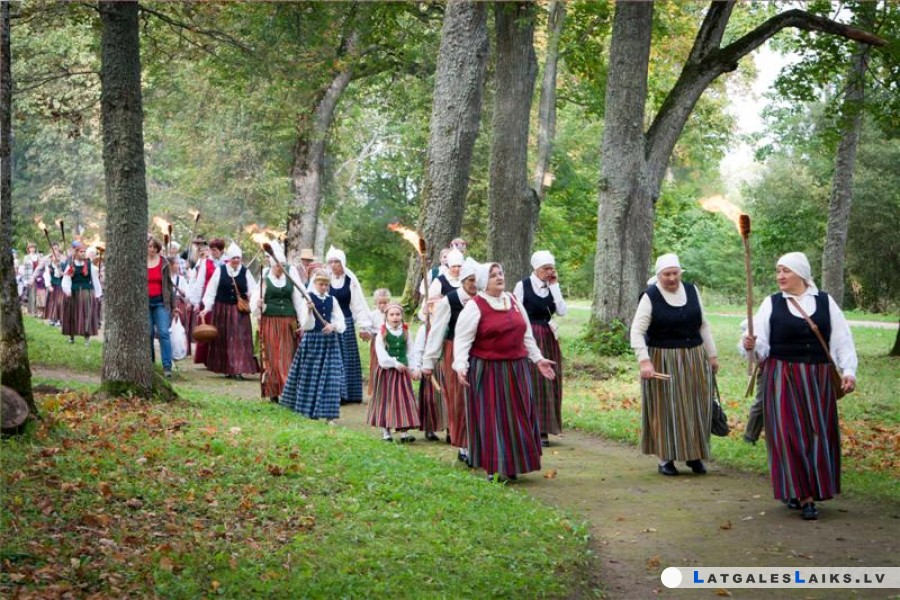 Folkloras kopu sadziedāšanās “Atvasara Juzefovā”