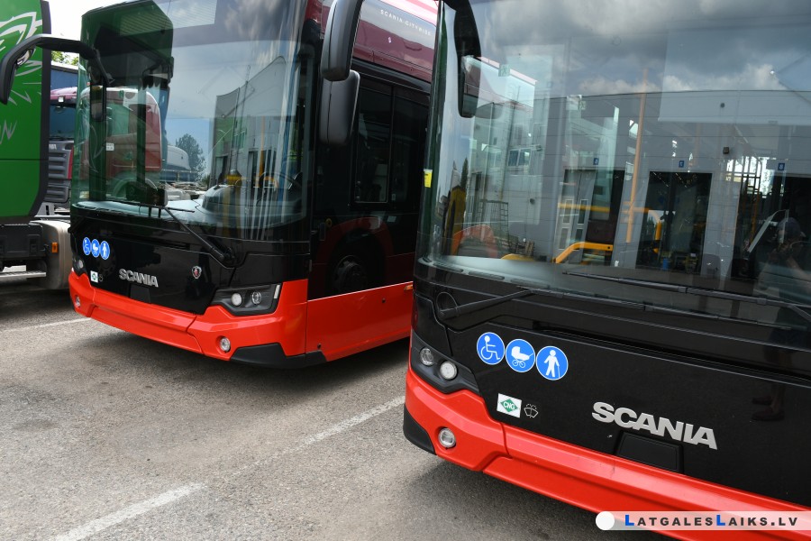 Daugavpilij piegādāti pirmie jaunie ar CNG darbināmie autobusi
