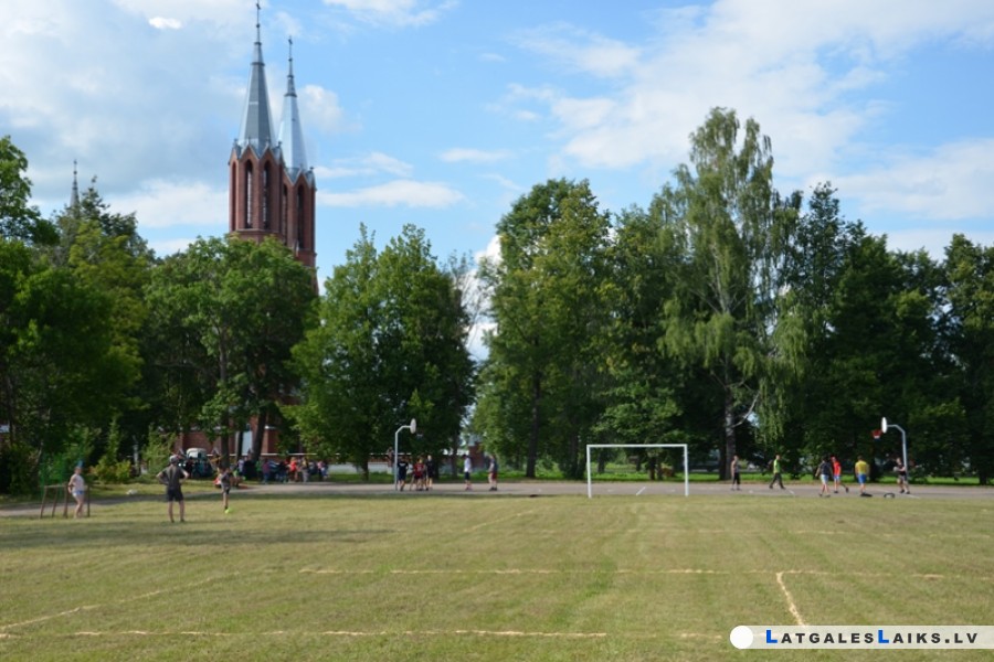 Jaunieši atjaunoja slēgtās Līksnas pamatskolas sporta laukumu