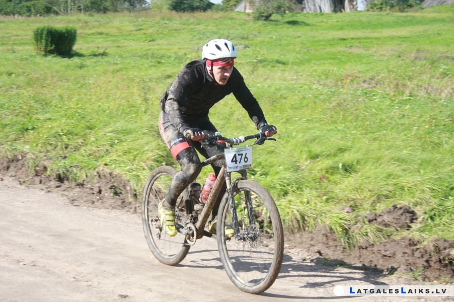 Sportisti sacentās Sventes bezceļos