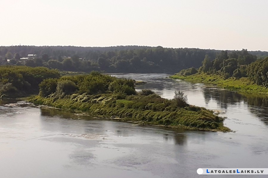 Krāslavas makšķernieki: braukt pa Daugavu ar motorlaivu ir bīstami