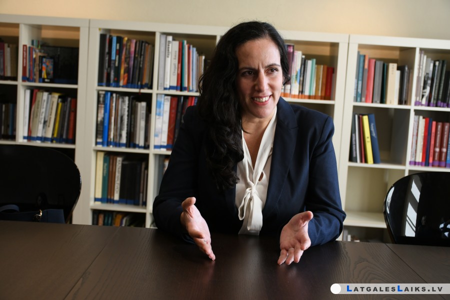 Izraēlas vēstniece: bērnībā man mamma teica — tu esi liela diplomāte