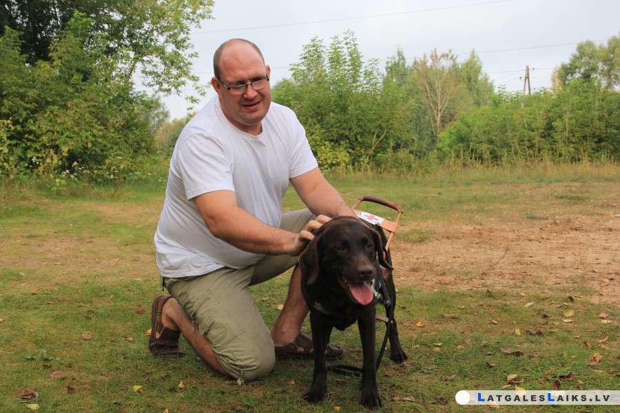 Labradors Tikka palīdz saimniekam ieraudzīt pasauli