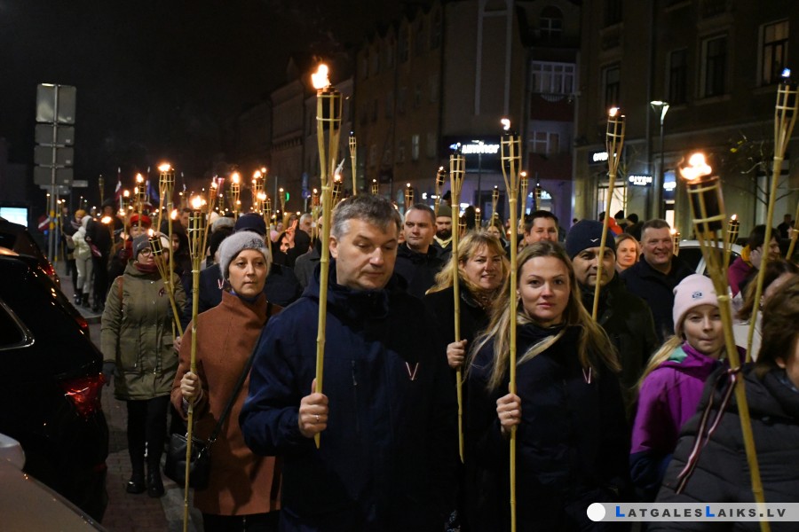 Lāčplēša dienas lāpu gājiens Daugavpilī pulcēja tūkstošus