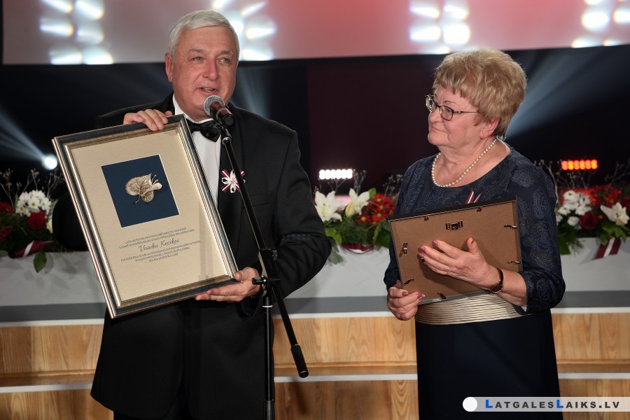 Vanda Kezika saņēma balvu par mūža ieguldījumu pašvaldības darbā