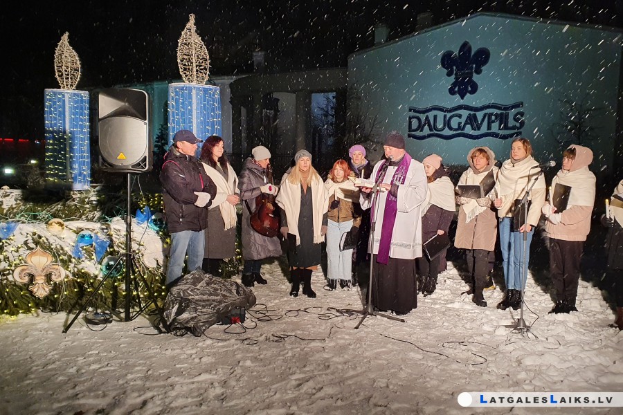 Adventes vainagā iedegta pirmā svece
