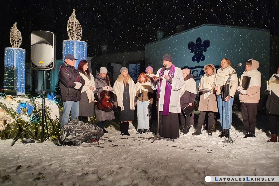 Зажжена первая свеча в венке Адвента
