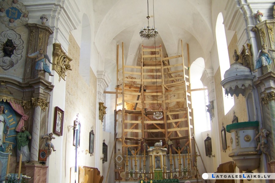 Restauratori atjauno Piedrujas baznīcas altāri