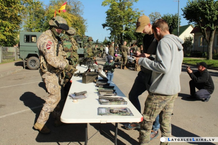 Aicina apskatīt militāro tehniku un tikties ar karavīriem