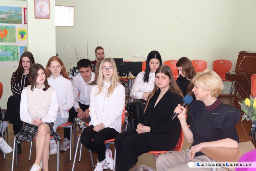 Школьники Даугавпилса и Аугшдаугавы поговорили о демократии