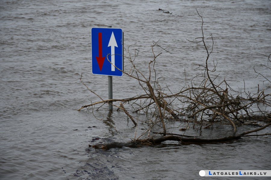 Daugavpilī sāk applūst ielas, prognozē turpmāku ūdens līmeņa celšanos