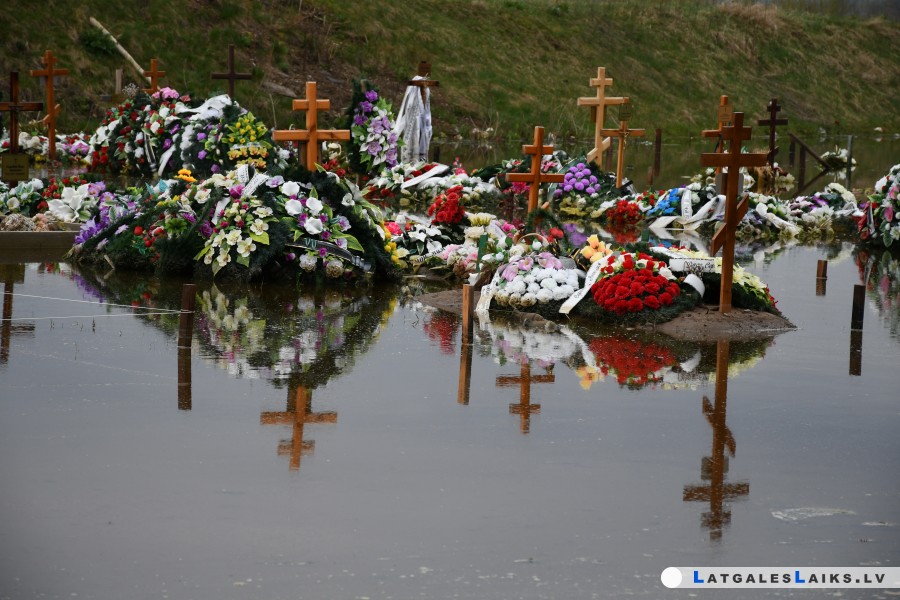 Jaunuzbūvētais dambis nav pasargājis Grīvas kapus no applūšanas