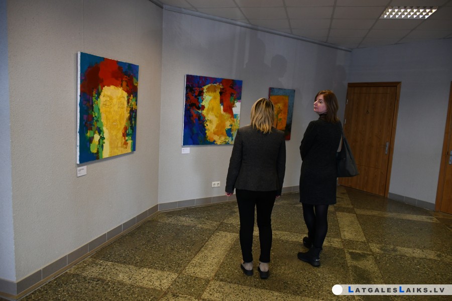 Daugavpils domē atklāta ukraiņu mākslinieku darbu izstāde “Aizejošais laiks”