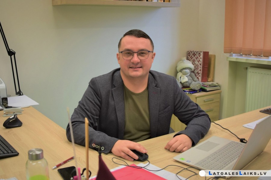 Izglītības un zinātnes ministrijai — divnieks